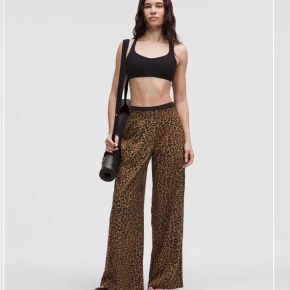 Lululemon NWT Swift Mid Rise Leopard Mini Desert Khaki Wide-Leg Pants SIZE 10 - Picture 2 of 9